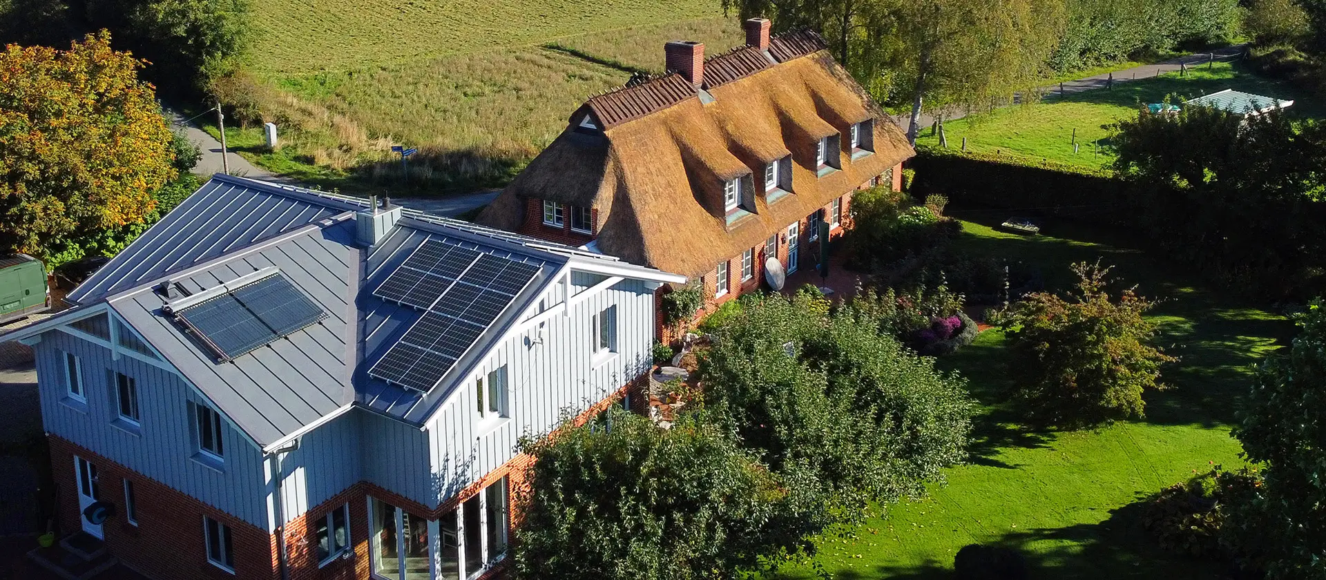 Ein Landhaus in der Nord Ostsee Region mit Photovoltaikanlage auf dem Dach