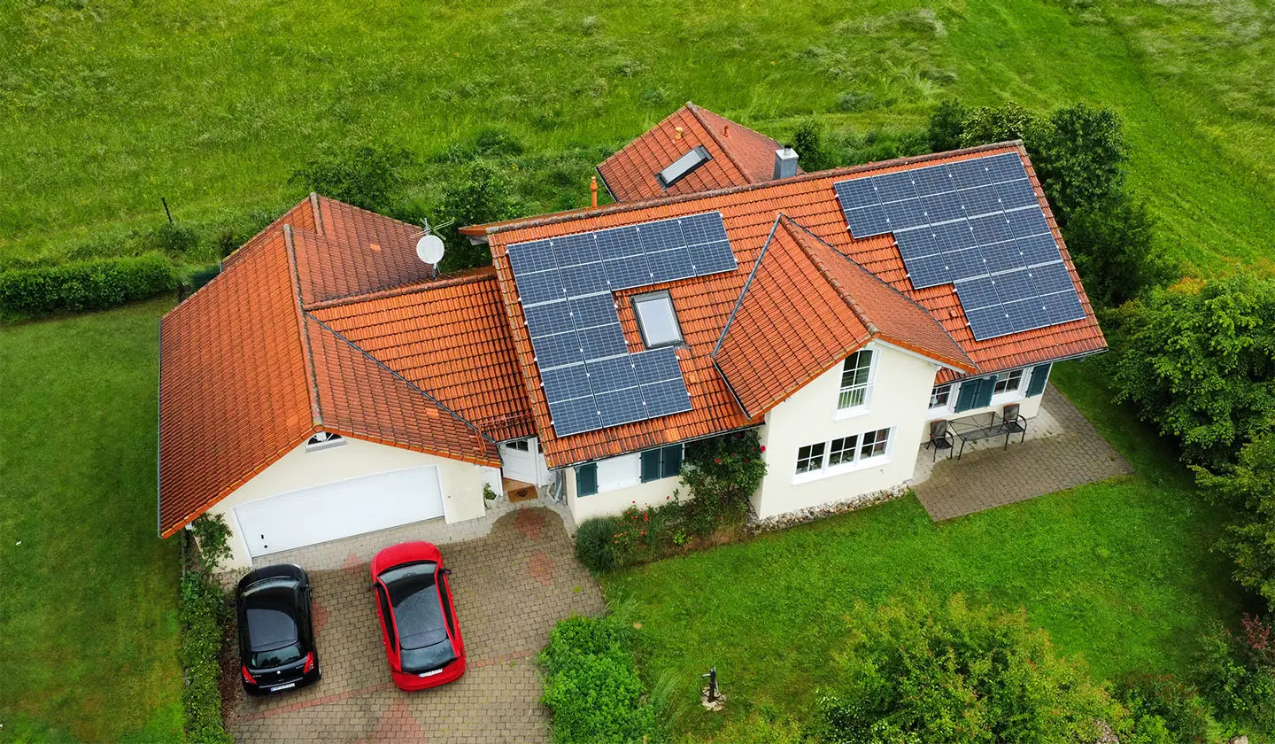 Einfamilienhaus mit Photovoltaikanlage auf dem Dach