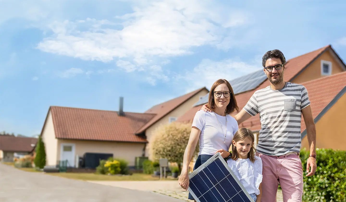 Hero - enerix Photovoltaik & Stromspeicher - Bild von Familie mit PV-Modul vor einem Haus