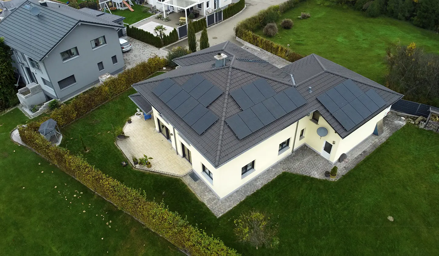 Eine Luftaufnahme eines Hauses mit Photovoltaikanlage von enerix Memmingen