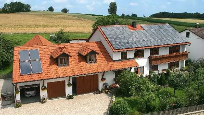 Haus mit einer PV-Anlage und Solarthermie