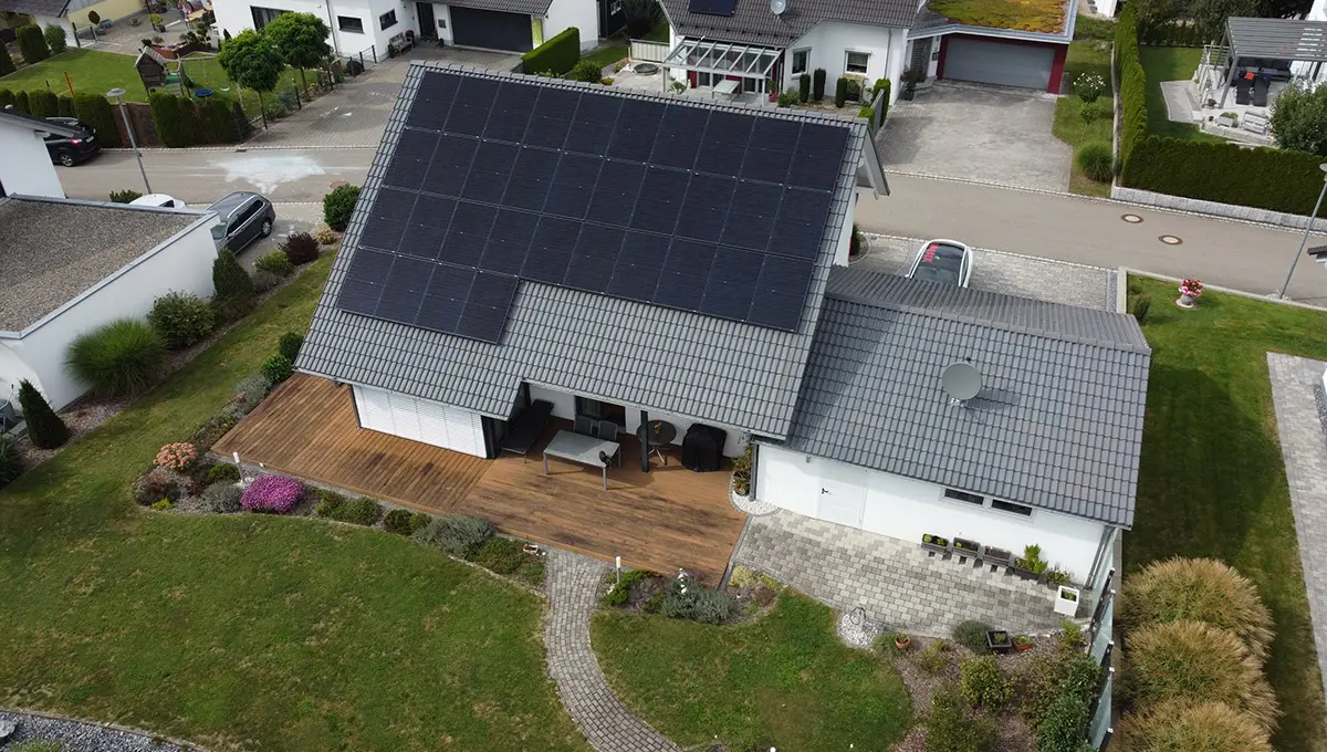 Das Haus von Familie Fuhrmann aus der Vogelperspektive mit einer Photovoltaikanlage auf dem Dach