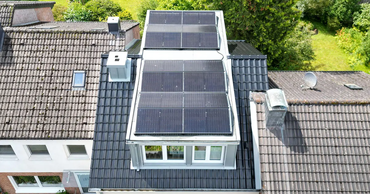 Einfamilienhaus mit Solaranlage auf dem Dach aus der Vogelperspektive