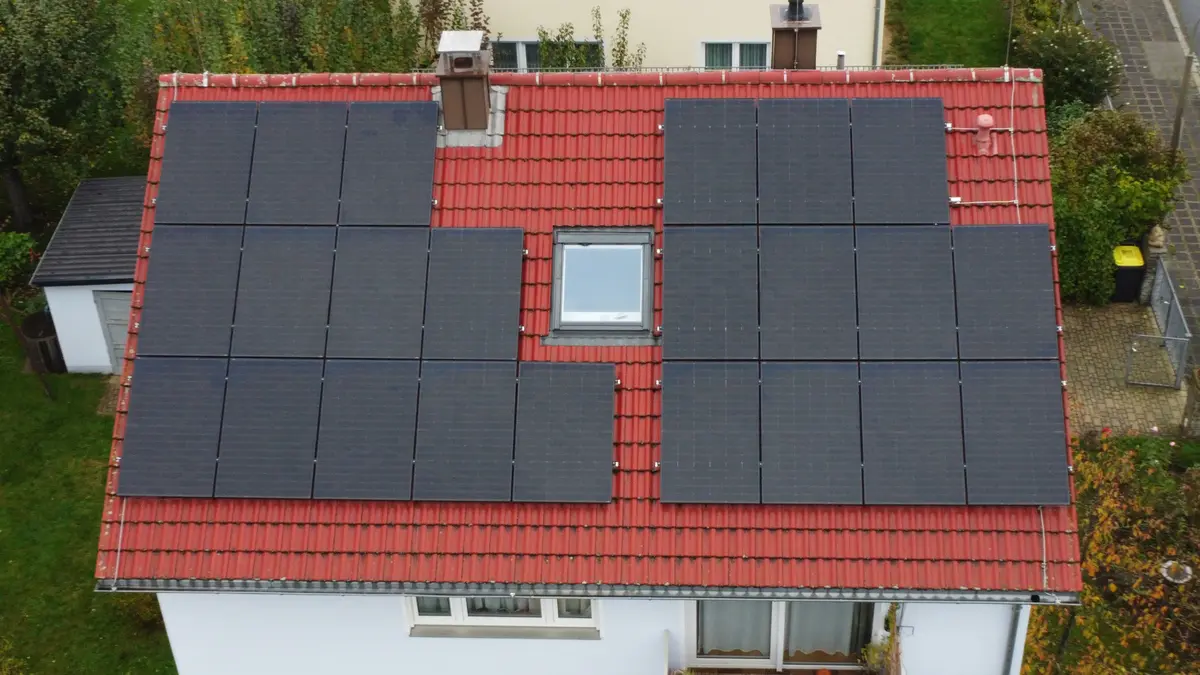 Photovoltaikanlage auf einem Hausdach in Eibach