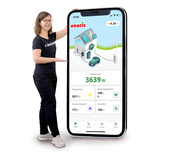 Eine Frau hält ein großes Handy auf dem der Homescreen der Energiemanager-App enerixControl zu sehen ist.