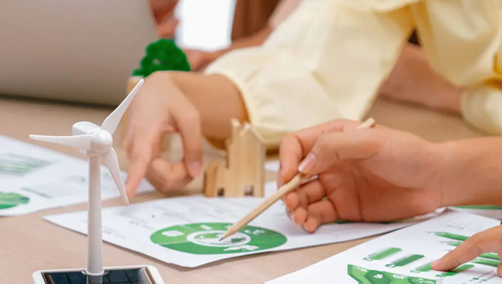 Kinder arbeiten an einer Idee für den Jugend Umweltpreis