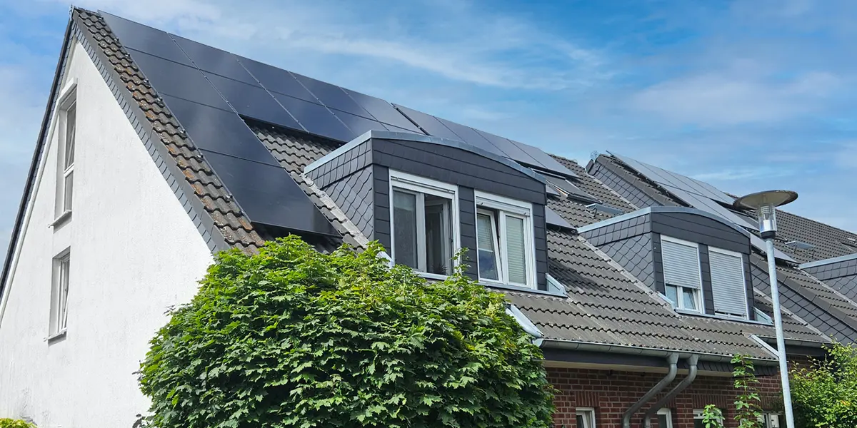 Photovoltaikanlage auf einem Hausdach in Gravenbroich