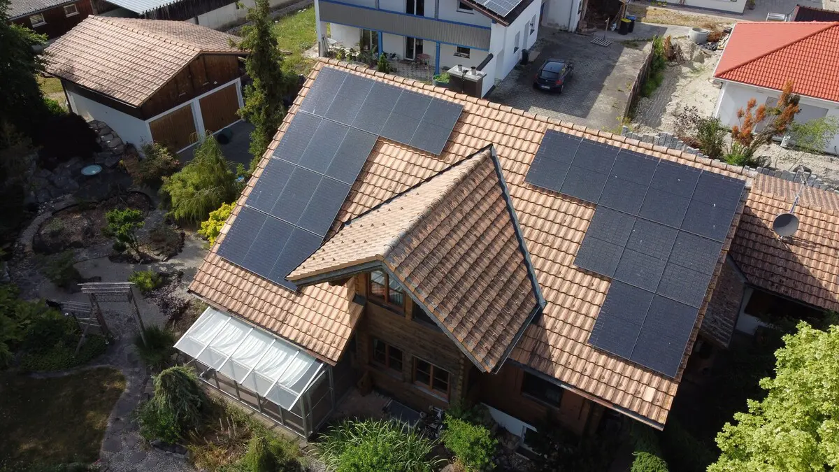 Photovoltaikanlage auf einem Hausdach in Türkheim