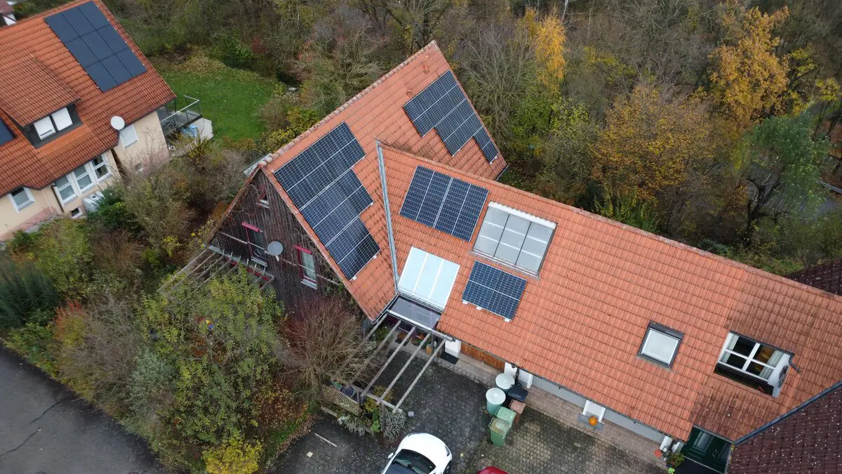 Photovoltaikanlage auf einem Hausdach in Georgenmuend