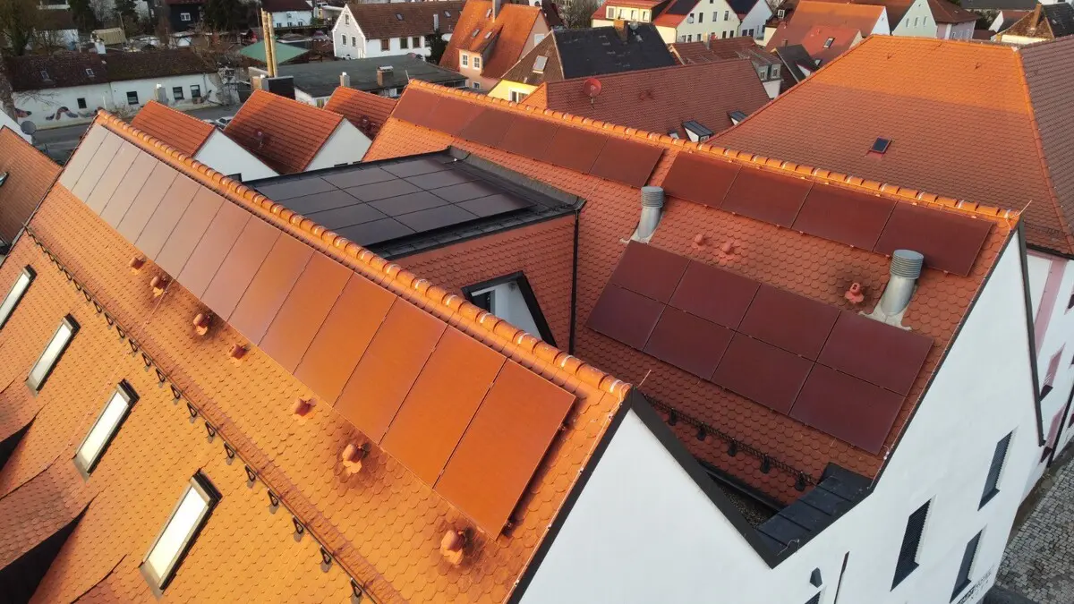 Photovoltaikanlage auf einem denkmalgeschützten Hoteldach in Abensberg