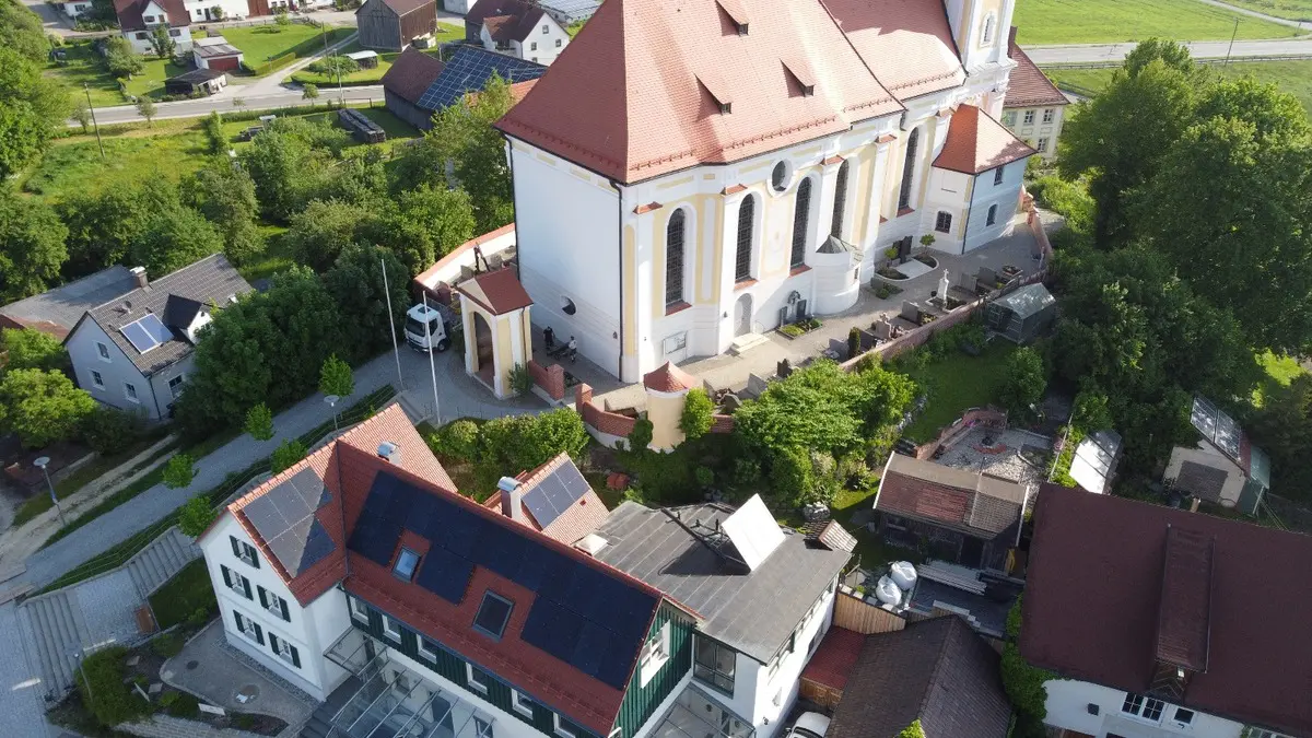 Photovoltaikanlage auf einem Hausdach in Breitenthal