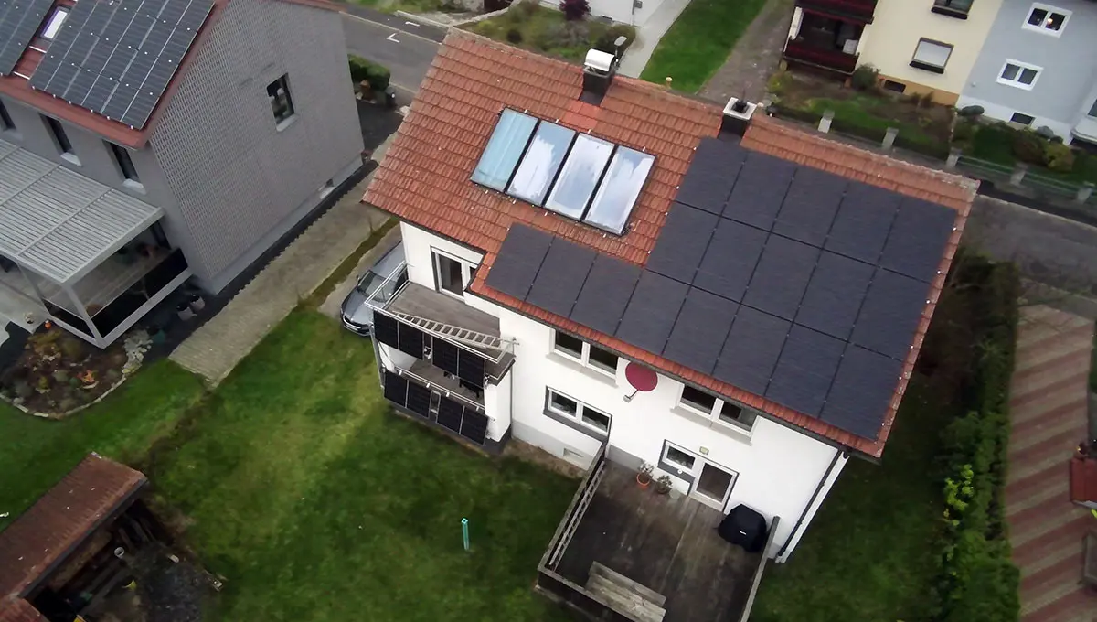 Ein Haus in Furth im Wald mit einer Photovoltaik-Anlage auf dem Dach