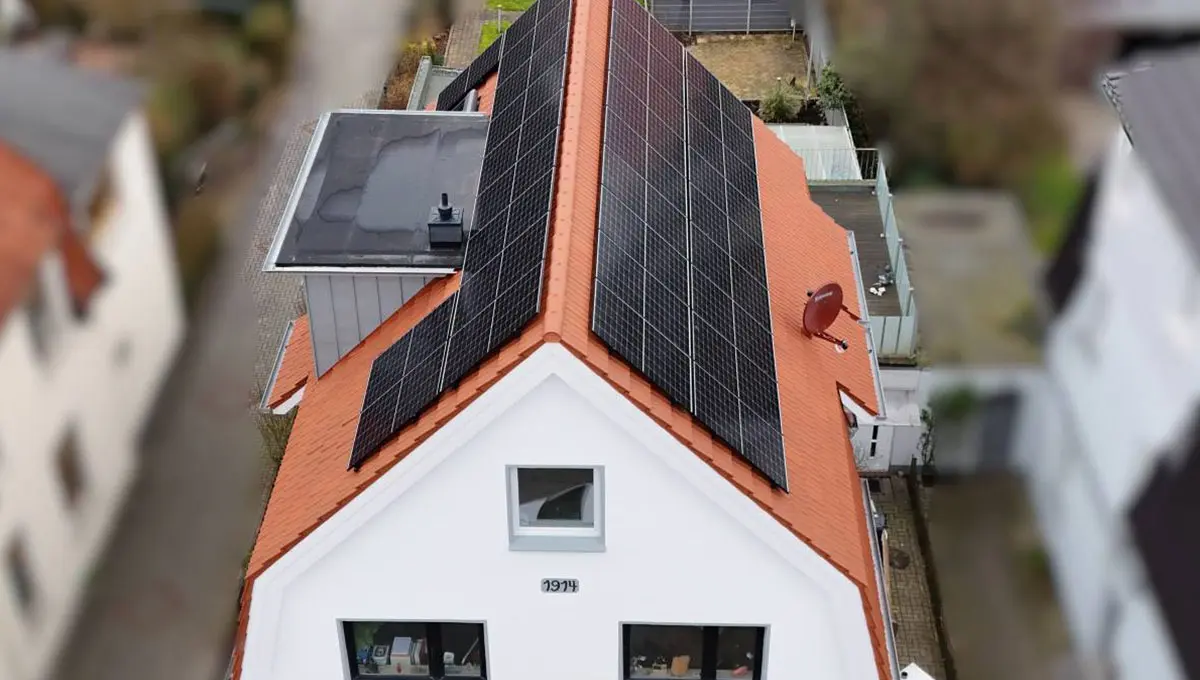 Eine Photovoltaikanlage auf einem Dach eines Altbauhauses in Oldenburg