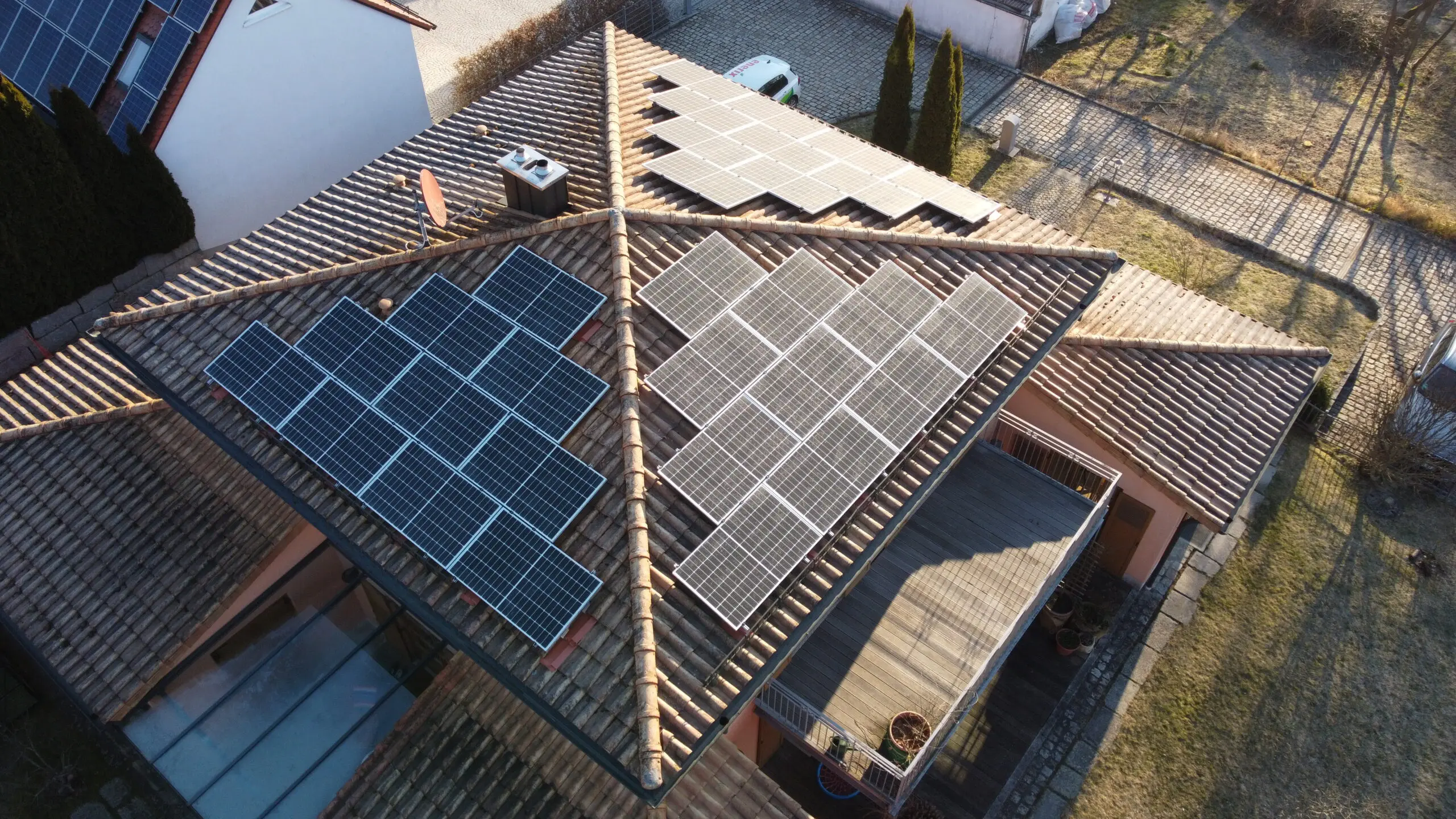 Dach eines Wohnhauses mit mehreren Solarmodulen, die auf allen Dachflächen installiert sind.