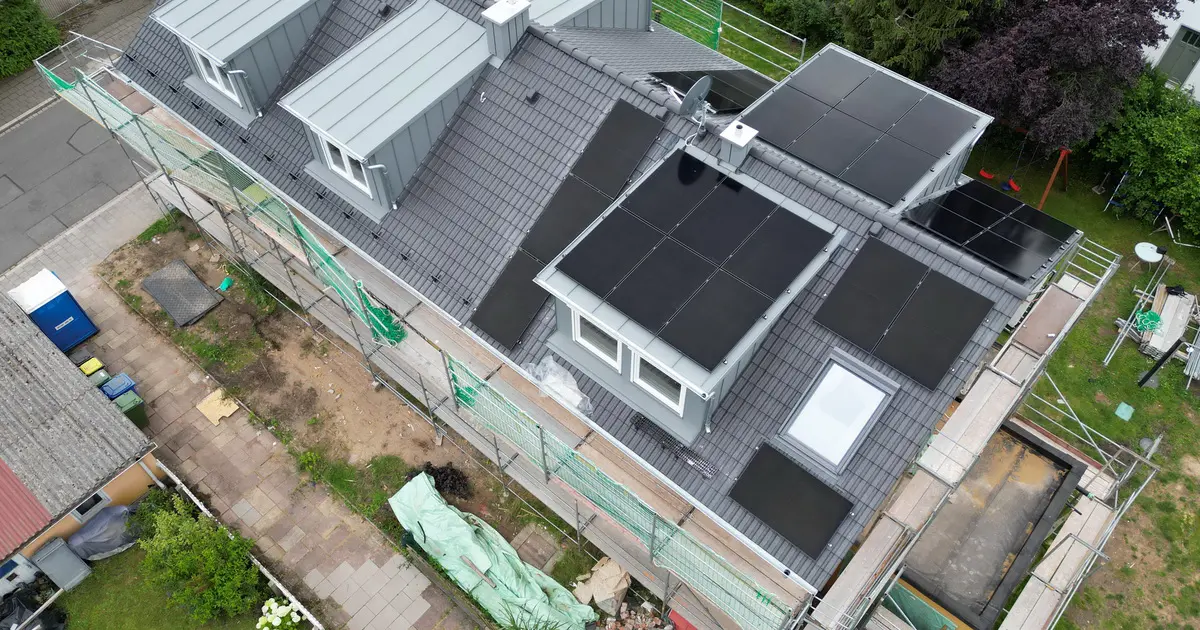 Ein Haus in Erlangen mit einer Solaranlage auf dem Dach