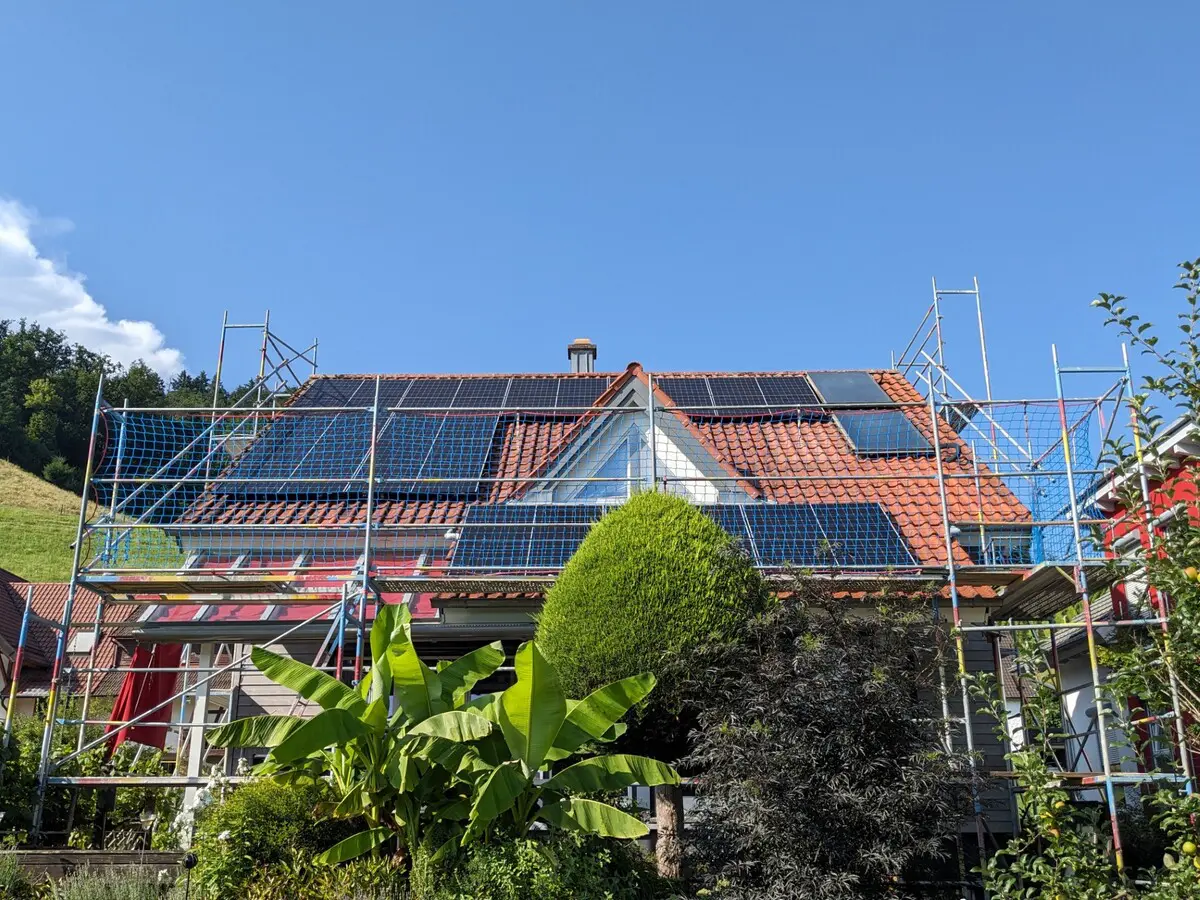 Photovoltaikanlage auf einem Hausdach in Ohlsbach