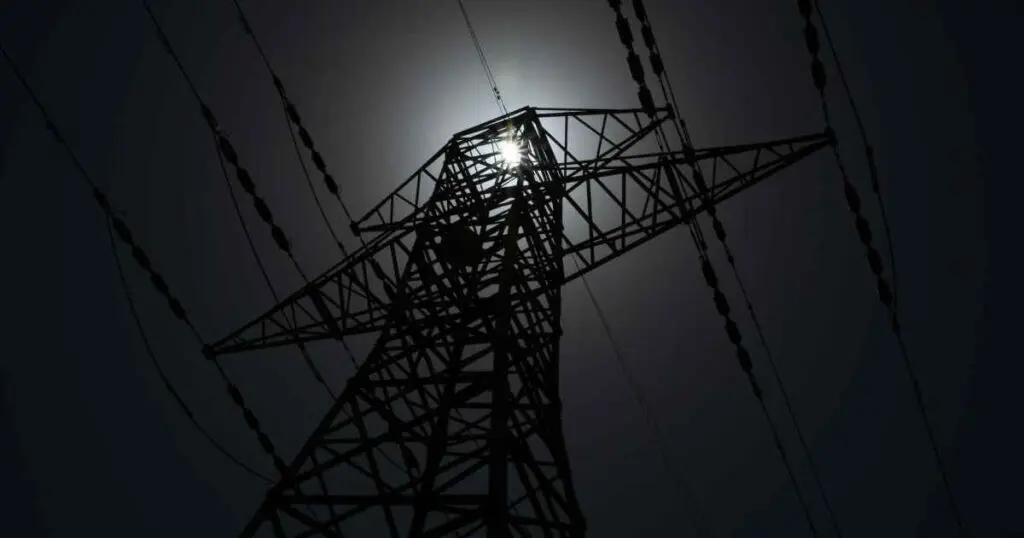 Der Mond leuchtet über einem Strommast in Deutschland das von einem Blackout betroffen ist