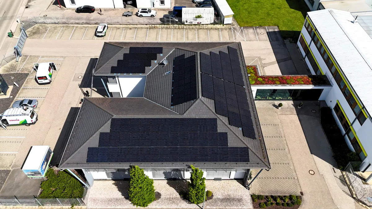 Photovoltaikanlage auf einem Bürogebäude in Bechhofen