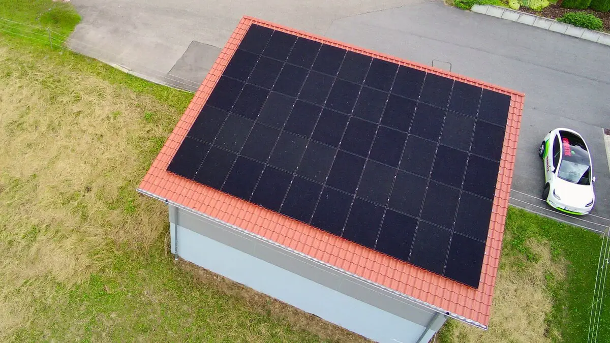 Photovoltaikanlage auf einem Hausdach in Böbrach