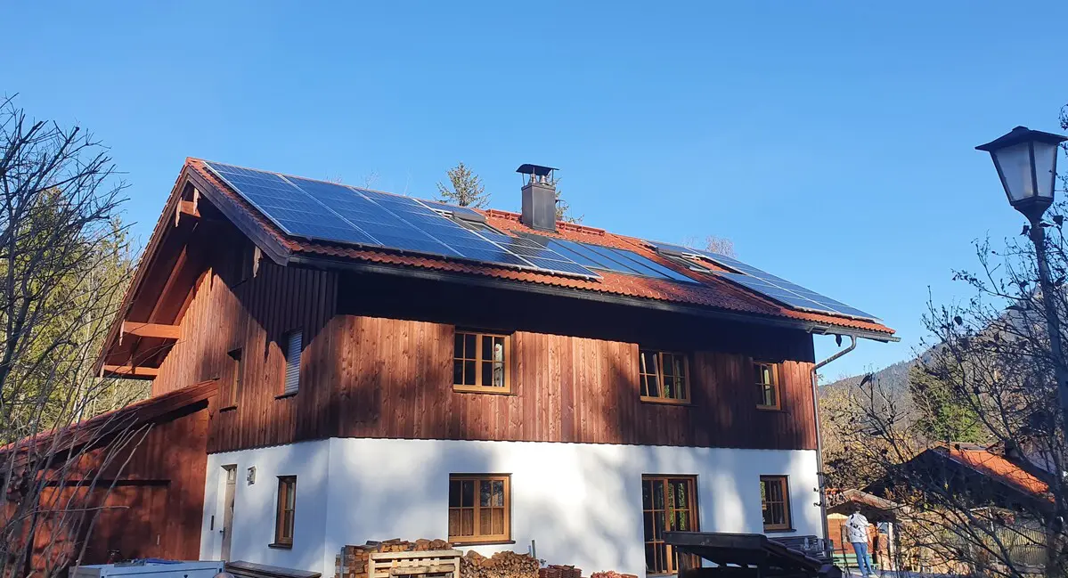 Photovoltaikanlage auf einem Hausdach in Fischbachau