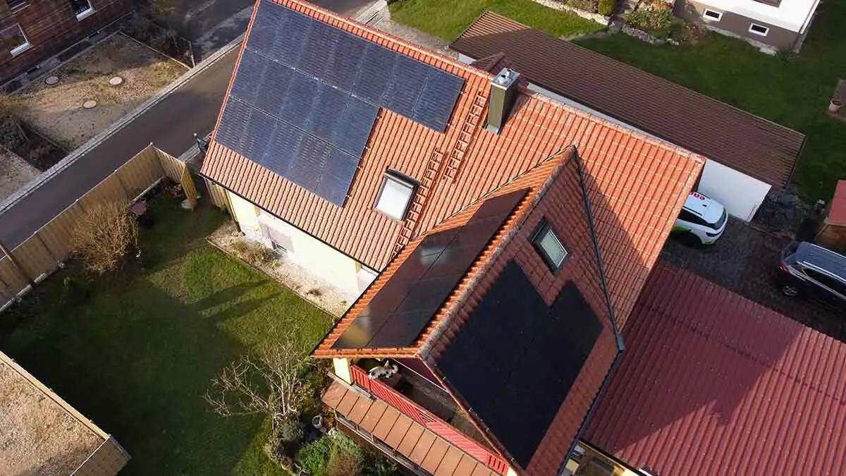 Photovoltaikanlage auf einem Hausdach in Petersdorf