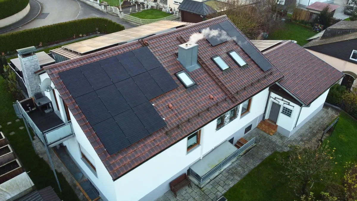 Photovoltaikanlage auf einem Hausdach in Regenstauf