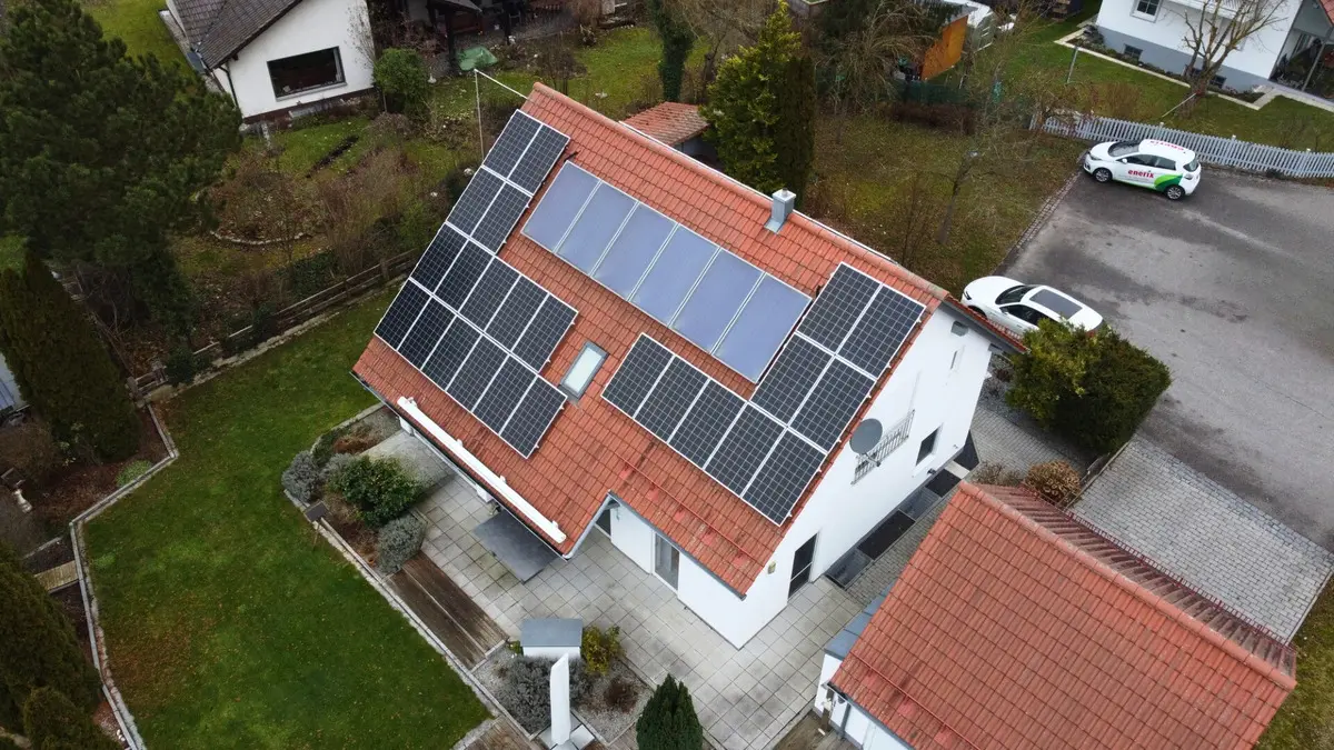 Photovoltaikanlage auf einem Hausdach in Schierling