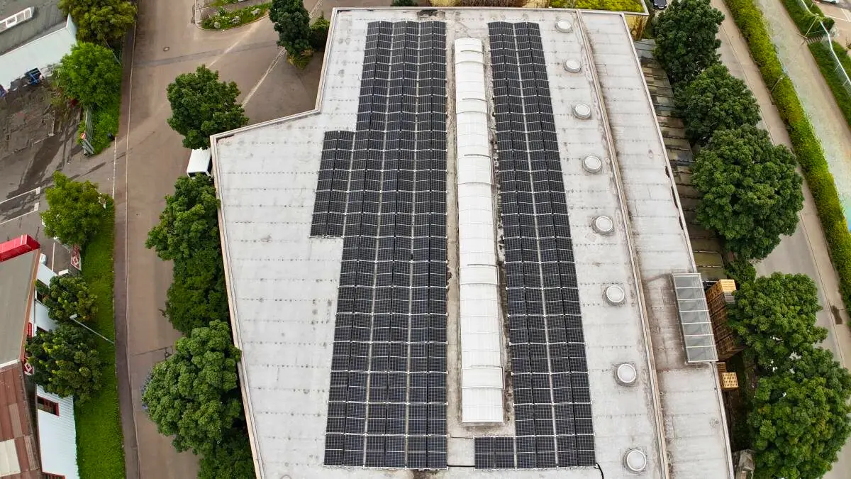 Photovoltaikanlage auf einem Industriedach in Stuttgart