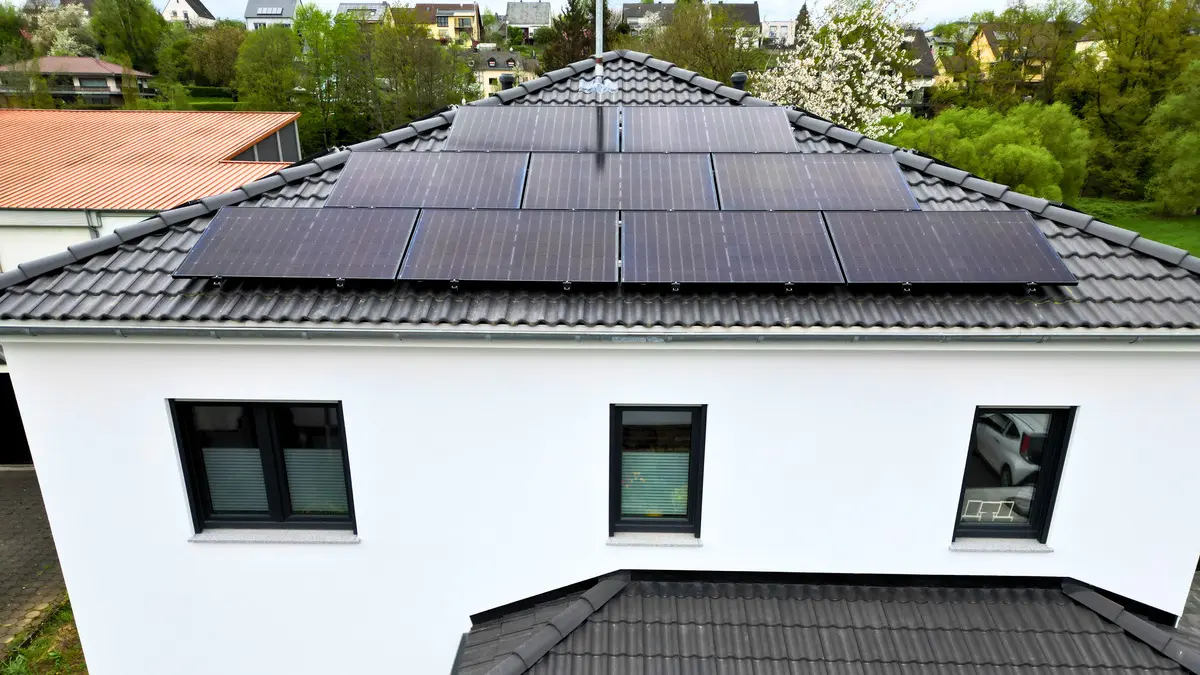 Photovoltaikanlage auf einem Hausdach in Hetzerath