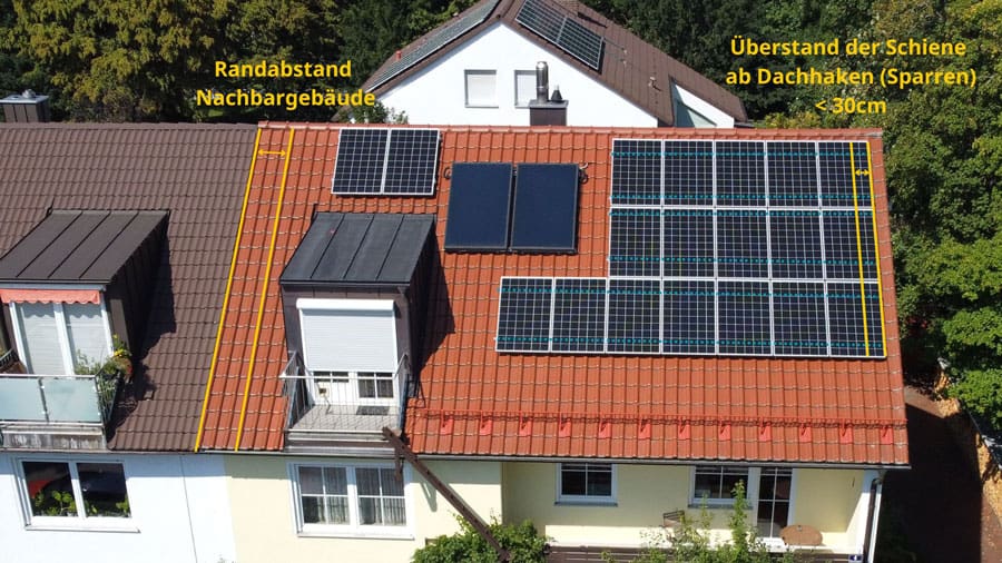 Ein Foto von einem Hausdach mit PV Modulen auf denen der optimale Abstand eingezeichnet ist.