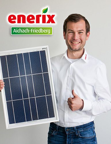 Der Geschäftsführer von enerix Aichach-Friedberg, Christopher Csernik, hält lächelnd ein kleines Solarmodul im Arm und hält mit der anderen Hand den Daumen nach oben. In der linken oberen Ecke ist das Logo von enerix Aichach-Friedberg zusehen.