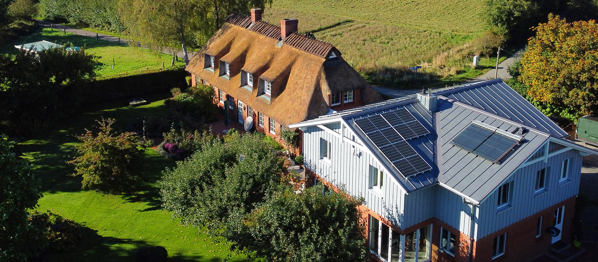 Ein Landhaus in der Nord Ostsee Region mit Photovoltaikanlage auf dem Dach