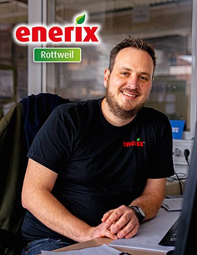 Der Geschäftsführer von enerix Rottweil, Daniel Drixler, sitzt lächelnd an seinem Schreibtisch. Das Logo von enerix ist in der linken oberen Ecke zu sehen.