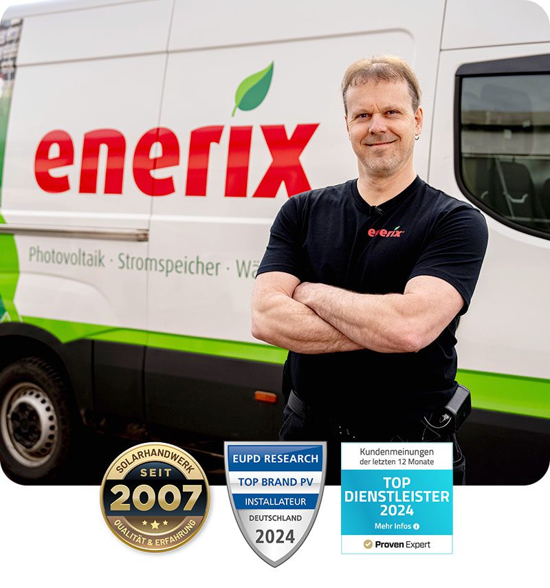 Ein Elektroniker von enerix Rottweil steht vor einem Auto mit der Aufschrift enerix, Photovoltaik, Stromspeicher, Wärmepumpe, Wallbox.