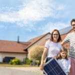 Hero - enerix Photovoltaik & Stromspeicher - Bild von Familie mit PV-Modul vor einem Haus