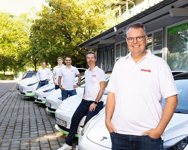 Foto vom enerix Memmingen Team das vor e-Autos steht