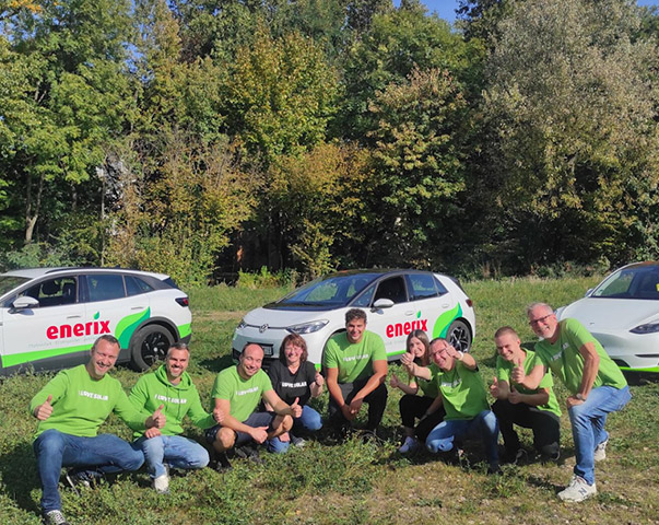 Team von PV Experten von enerix Frankfurt vor Elektroautos der Firma