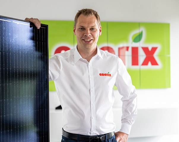 Dennis Adler - enerix Bremen mit Solarmodul