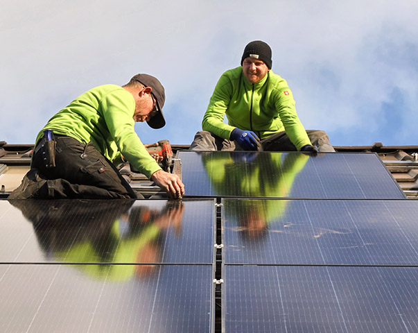 Solarteure von enerix Westerwald montieren Solar-Module auf einem Hausdach