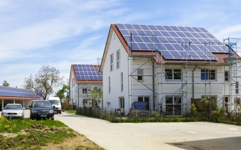 Photovoltaikanlage wird auf ein Haus angebracht