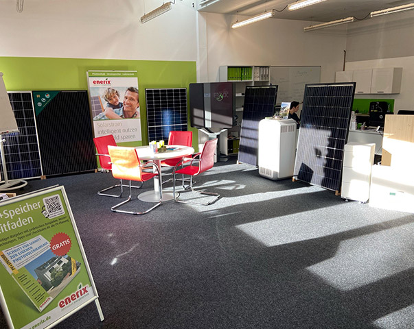 Bild des Showrooms von enerix Kempten mit Solarmodulen