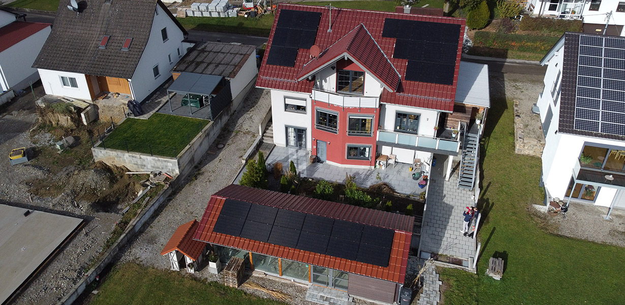 Großes Einfamilienhaus mit Solarmodulen auf dem Dach