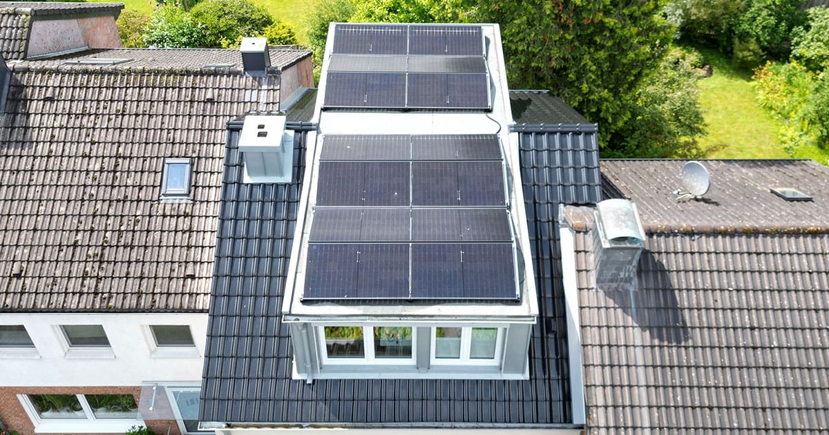 Einfamilienhaus mit Solaranlage auf dem Dach aus der Vogelperspektive