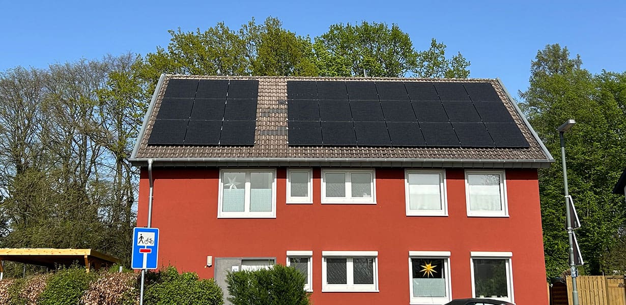 Einfamilienhaus mit Solaranlage auf dem Dach.