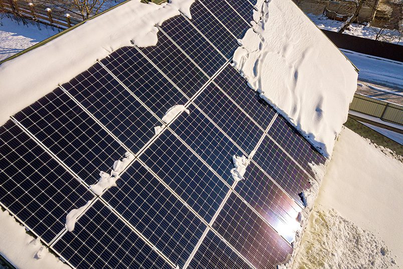 Schnee rutscht von Solaranlage