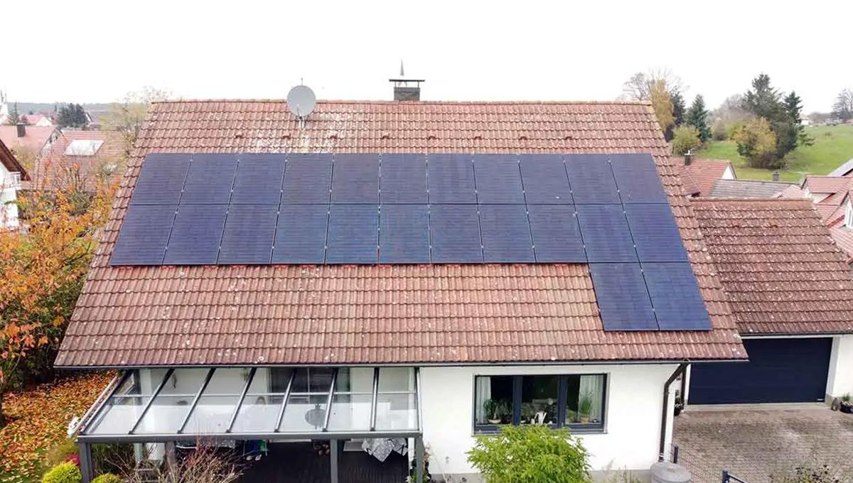 Ein Haus in Ried mit einer Solaranlage auf dem Dach