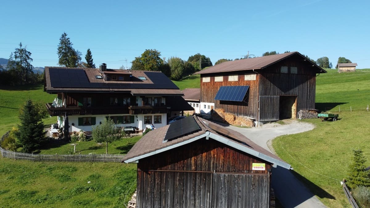 Photovoltaikanlage auf einem Landhausdach in Oberstdorf