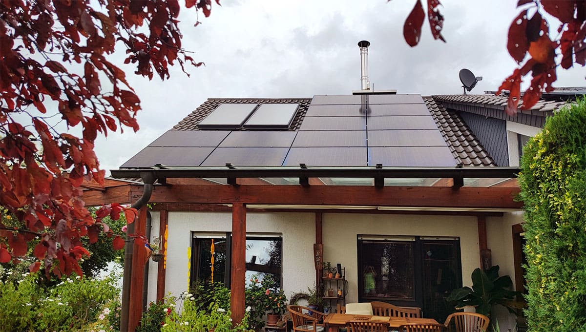 ein Haus in Wachenheim mit einer Solaranlage auf dem Dach