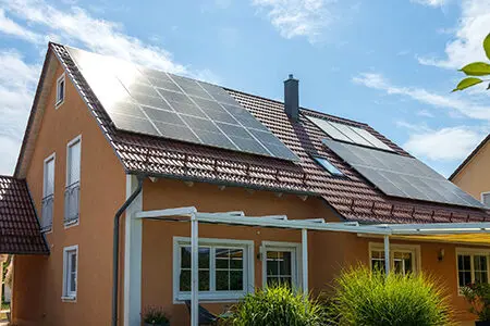 PV Anlage auf sonnigem Einfamilienhaus