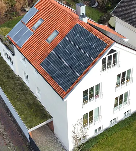 Eine Photovoltaikanlage auf dem Dach eines Mehrfamilienhauses